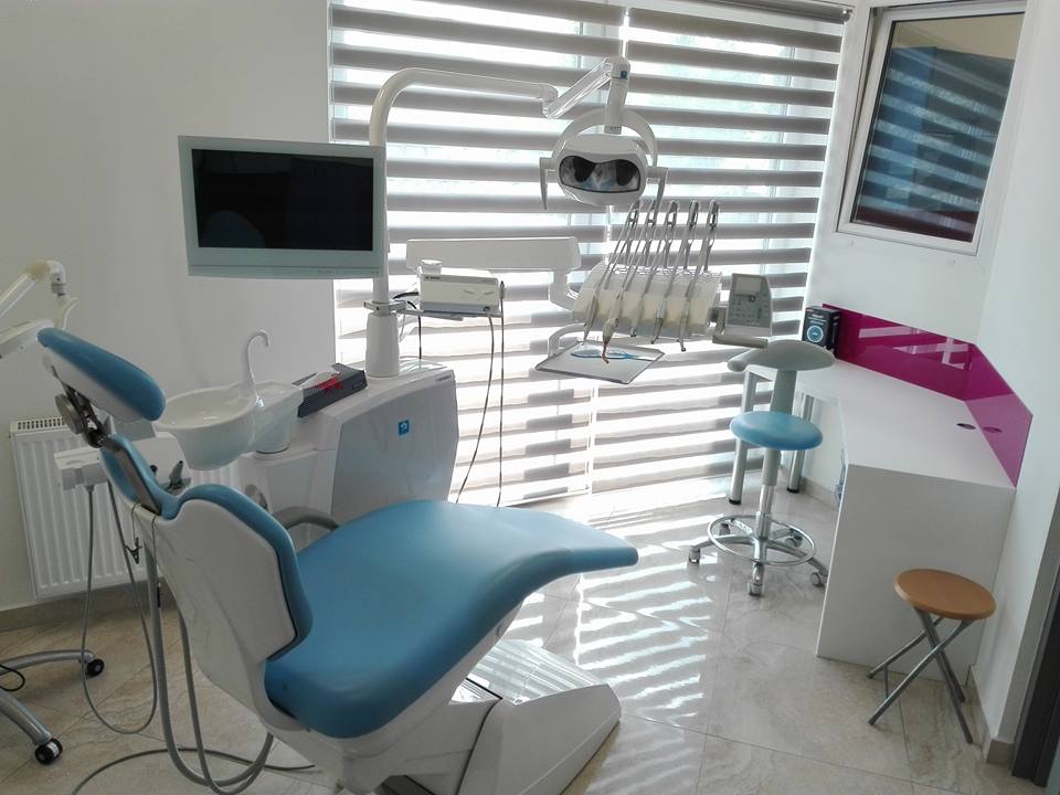 Wnętrze gabinetu stomatologicznego — fotel zabiegowy z lampą